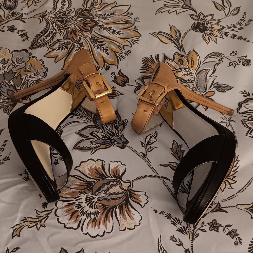 Beautiful Michael Kors Sandals! - Picture 1 of 4